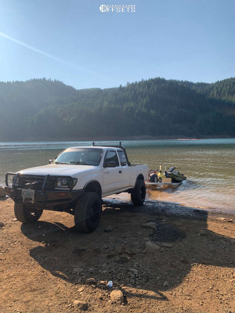 1999 Toyota Tacoma with 18x10 -24 Moto Metal Mo970 and 275/65R18 ...