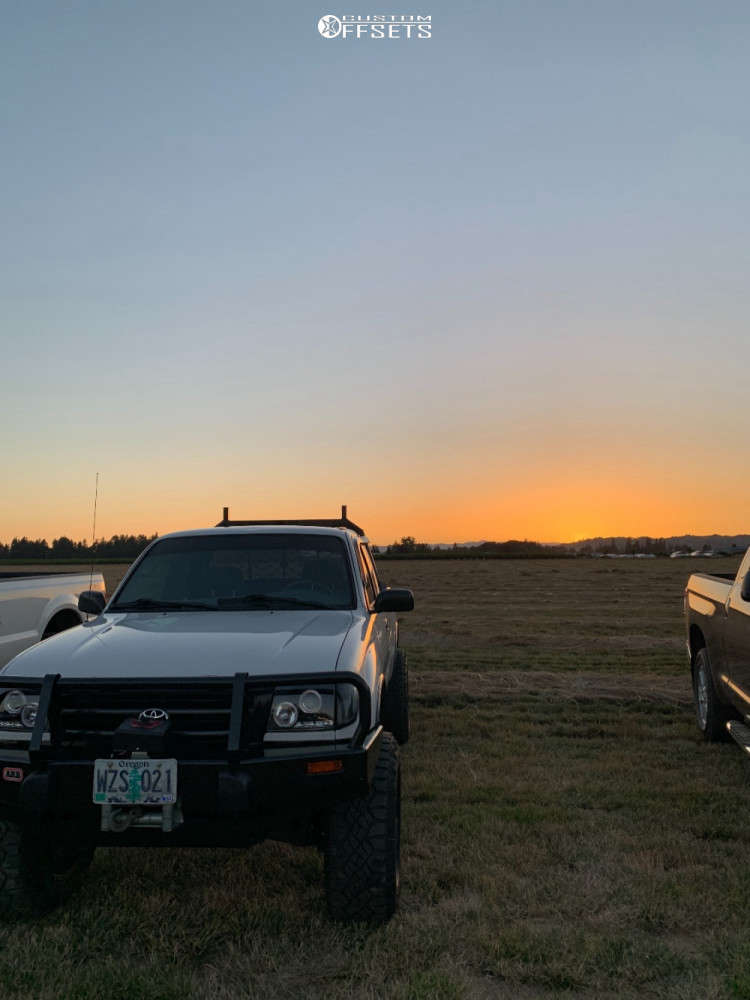 1999 Toyota Tacoma with 18x10 -24 Moto Metal Mo970 and 275/65R18 ...