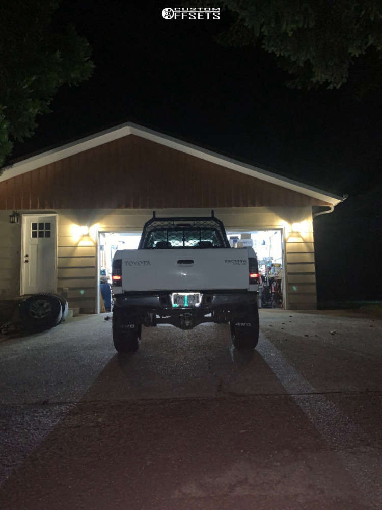 1999 Toyota Tacoma with 18x10 -24 Moto Metal Mo970 and 275/65R18 ...