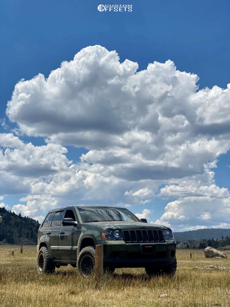 2008 Jeep Grand Cherokee with 17x8.5 Hardrock Hr103 and 31/10.5R17