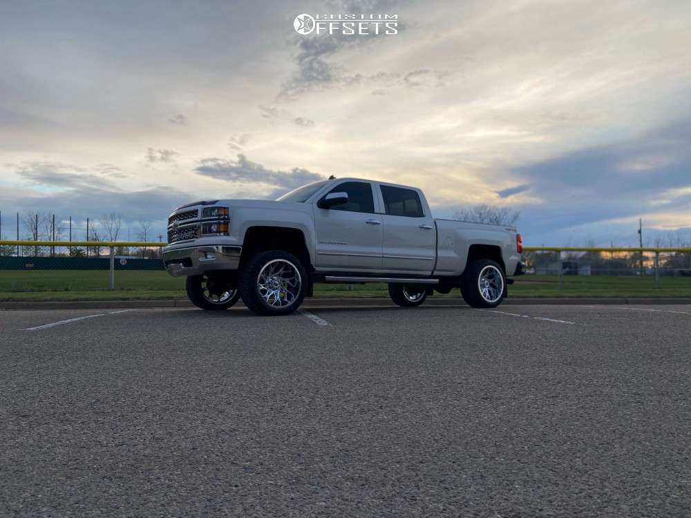 2014 Chevrolet Silverado 1500 with 22x12 44 Fuel Runner and 33/12.5R22