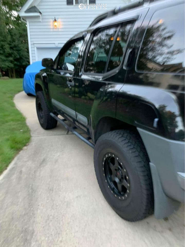 2013 Nissan Xterra with 16x8 2 DX4 Recon and 33/12.5R16 Hankook Dynapro
