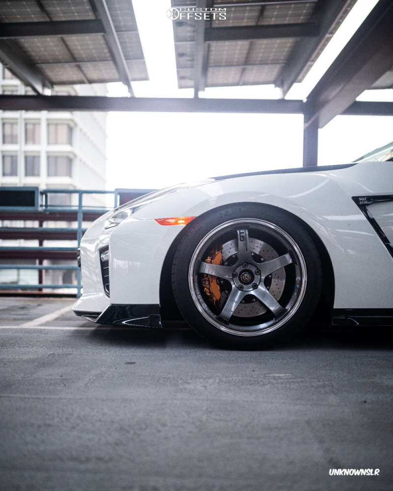 2020 Nissan GT-R with 20x9.5 35 Advan Racing GT and 285/35R20 Michelin ...