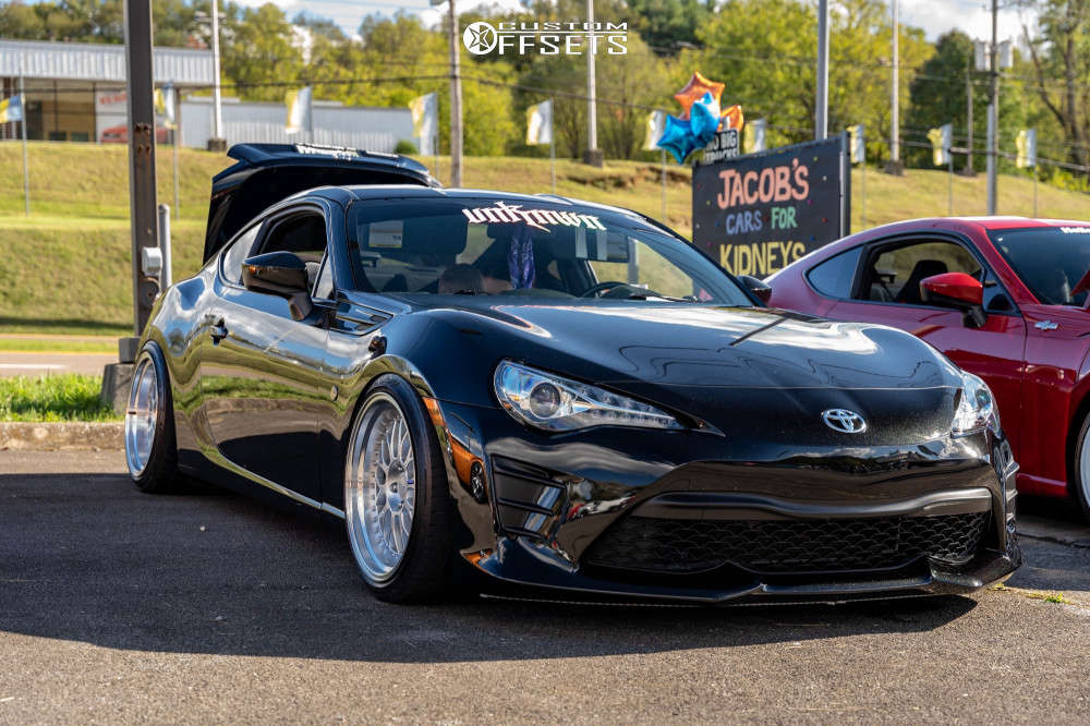 2017 Toyota 86 with 18x9.5 40 ESR Sr01 and 225/40R18 Michelin Pilot