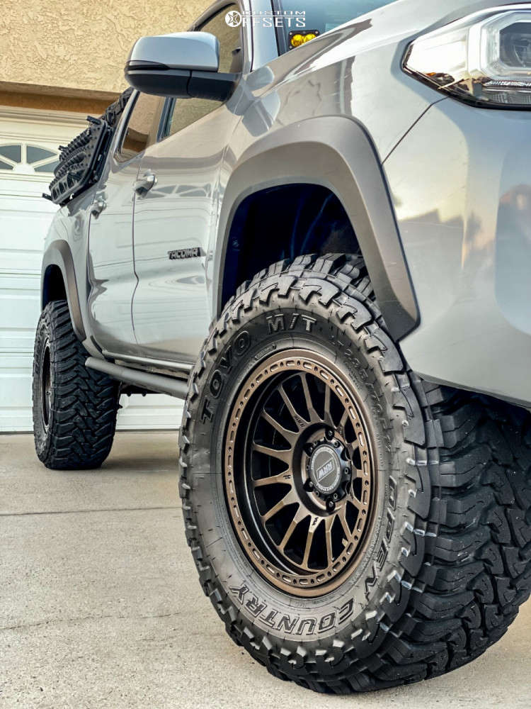 2020 Toyota Tacoma with 17x8.5 -12 RRW Rr7-h and 295/70R17 Toyo Tires ...
