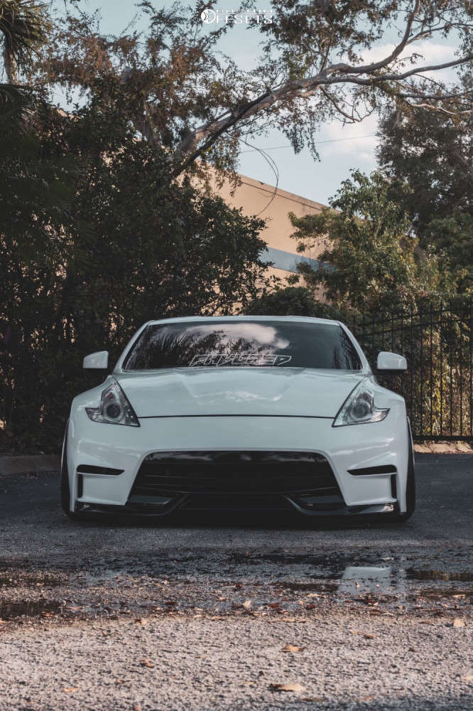 2009 Nissan 370Z with 19x10.5 5 Weds Chrishna and 225/35R19