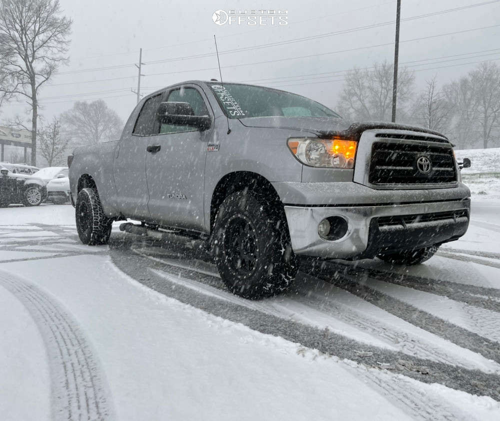 2013 Toyota Tundra with 17x8.5 0 Method Mr301 and 32/10.5R17