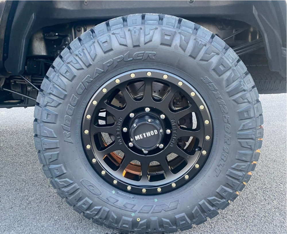 2017 Ford F-350 Super Duty with 18x9 18 Method Mr305 and 35/12.5R18 ...