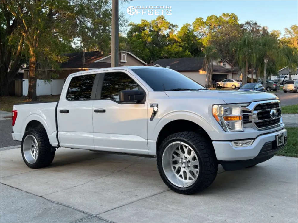 2021 Ford F-150 with 22x12 -44 XF Flow Xfx-301 and 33/13.5