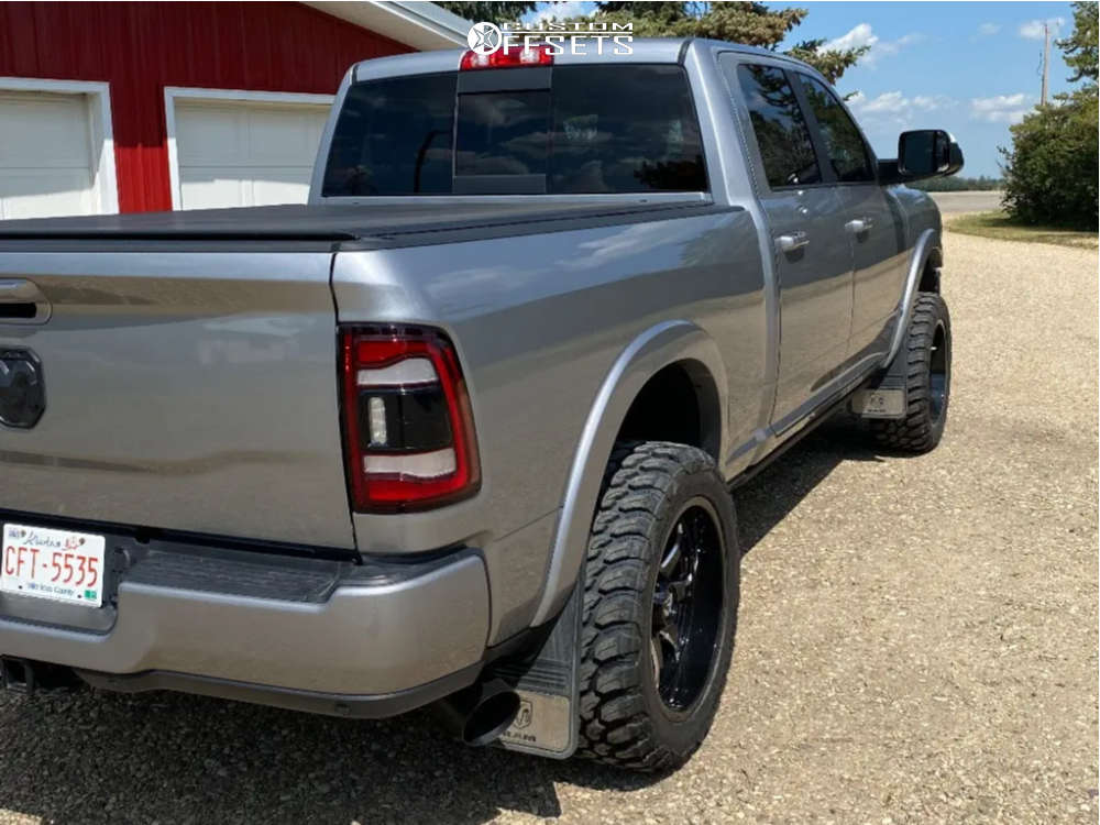 2020 Ram 3500 with 22x10 18 Fuel Hammer and 35/12.5R22 Suretrac Wild