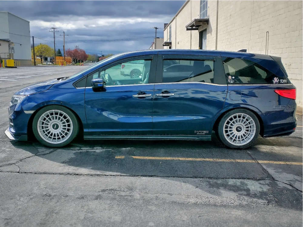 2019 Honda Odyssey with 20x8.5 35 Rotiform Las-r and 245/45R20 Vercelli ...