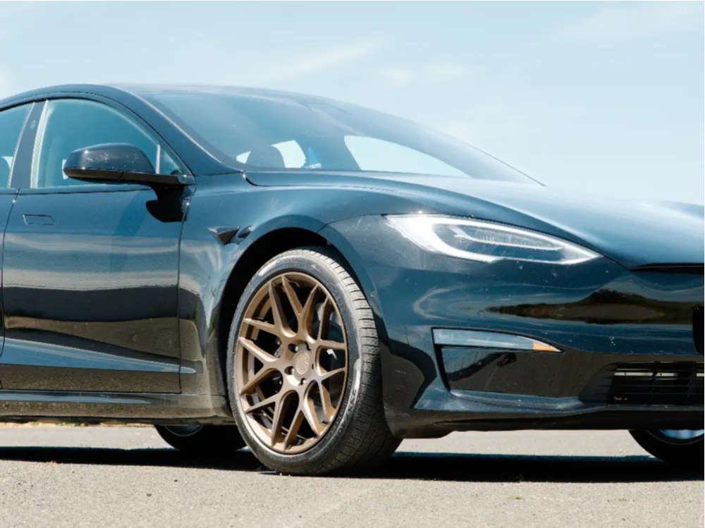 2022 Tesla S with 20x9 30 Aodhan Aff2 and 255/40R20 Michelin Pilot ...
