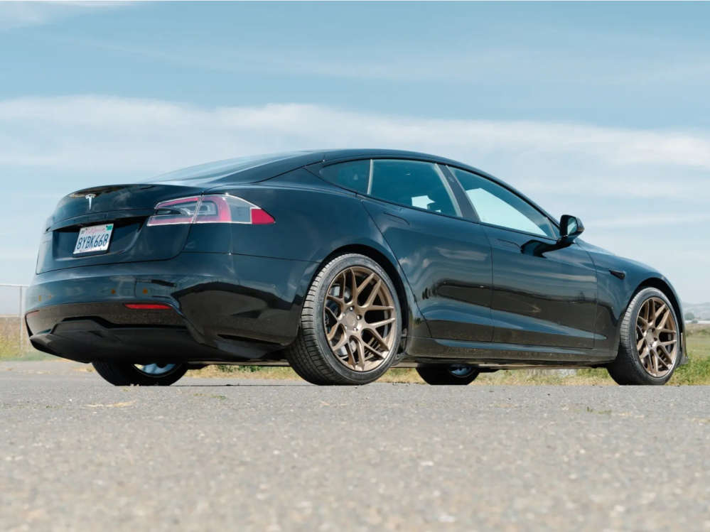 2022 Tesla S with 20x9 30 Aodhan Aff2 and 255/40R20 Michelin Pilot ...