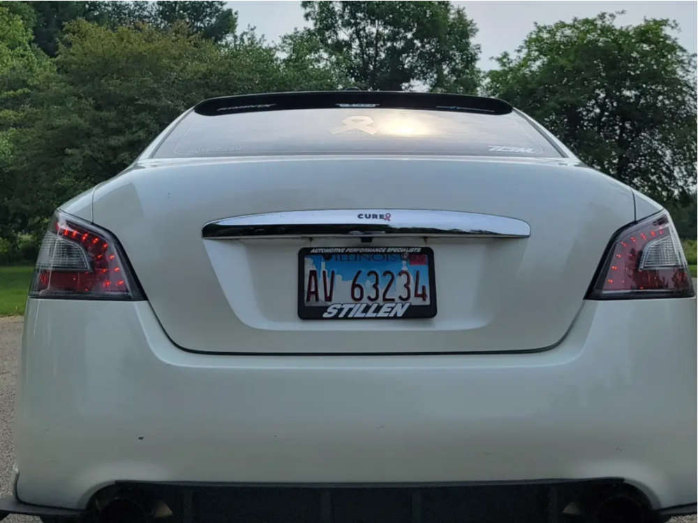 2014 Nissan Maxima with 19x8.5 40 INOVIT Torque and 255/40R19