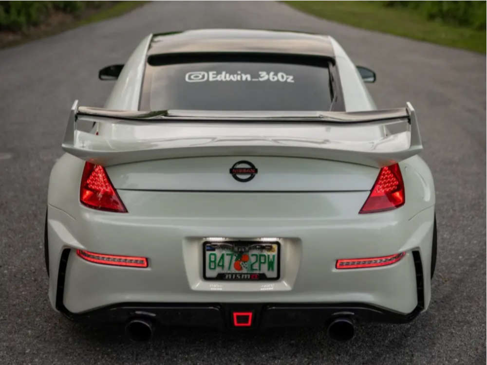 2004 Nissan 350Z with 20x11 28 Rohana Rfx5 and 285/30R20 Lexani Lx