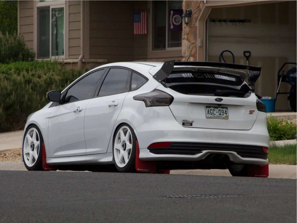 2016 Ford Focus with 18x8.5 45 Fifteen52 Tarmac Evo and 225/45R18