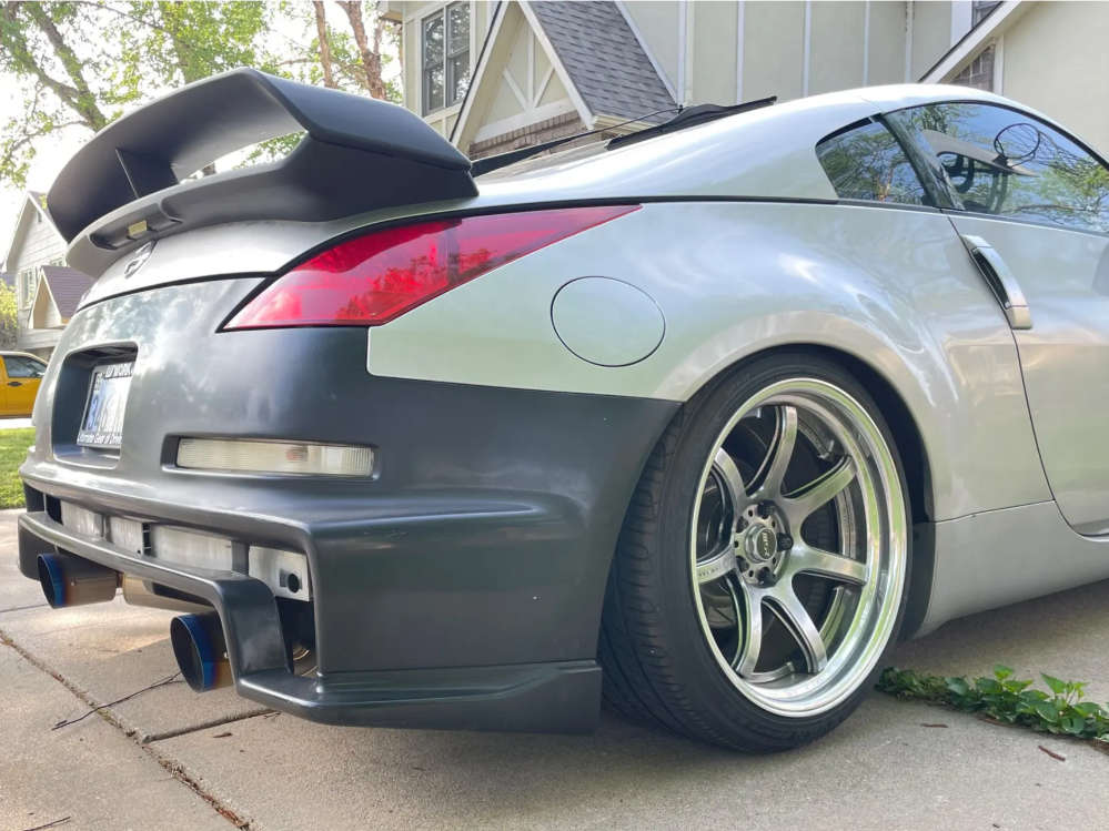 2003 Nissan 350Z with 19x9.5 22 Work Emotion T7r 2p and 245/35R19