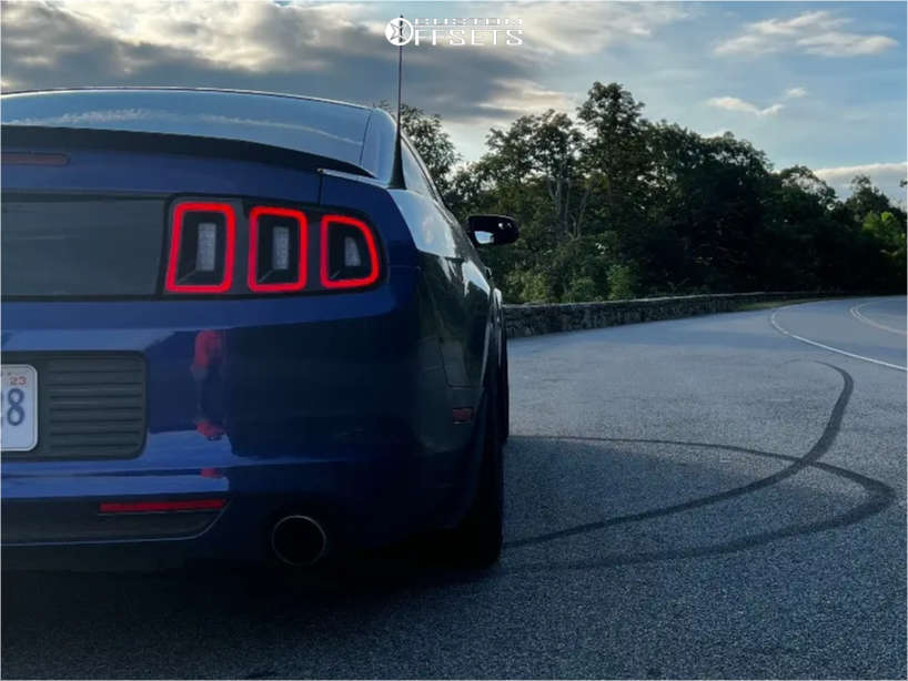2013 Ford Mustang with 19x10 40 Apex Ec7 and 285/35R19 Michelin Pilot