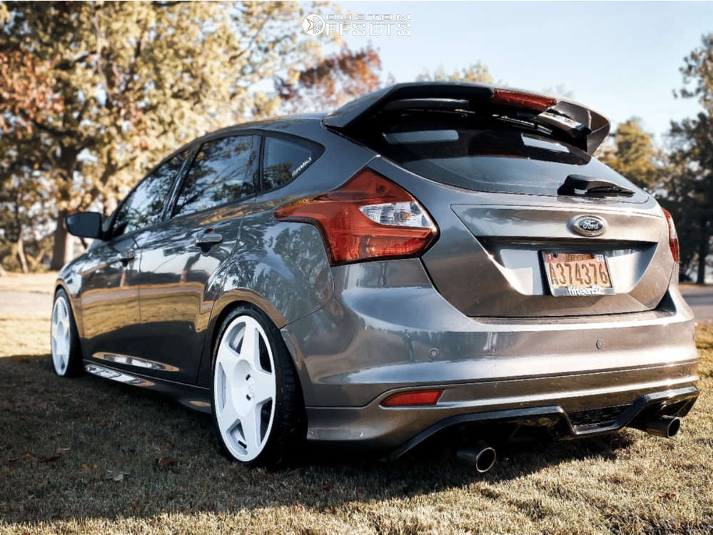 2014 Ford Focus with 18x8.5 42 Fifteen52 Tarmac and 235