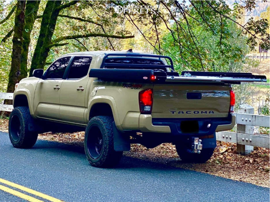 2018 Toyota with 20x12 55 Hostile Jigsaw and 33/12.5R20 Venom