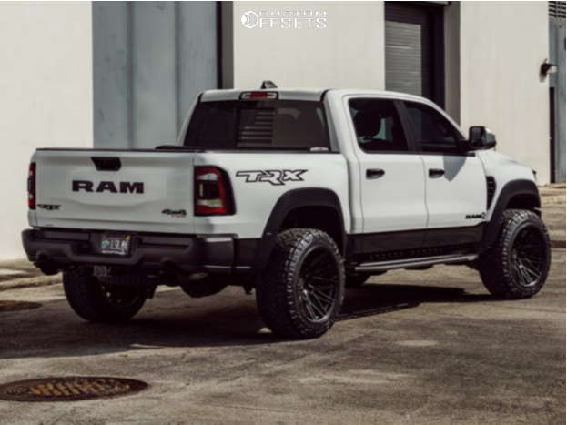 2022 Ram 1500 with 22x10 -18 Vossen Hf6-5 and 35/12.5R22 Nitto
