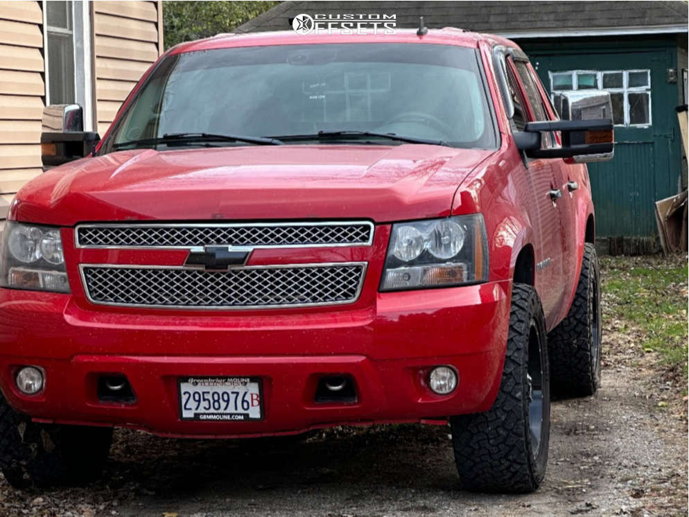 2007 Chevrolet Avalanche with 20x9 1 Fuel Maverick and 275/60R20 Venom