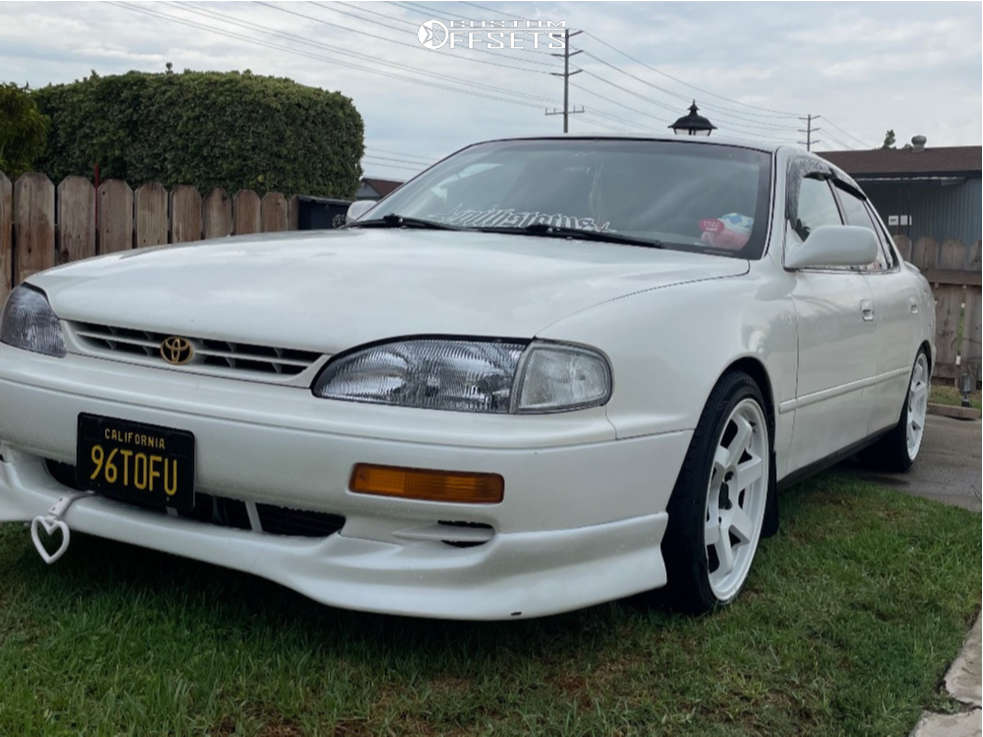 ホワイトセダン るつたろう 1996 Toyota Camry with 17x8 35 AVID1 Av6 and 205/45R17 Ironman