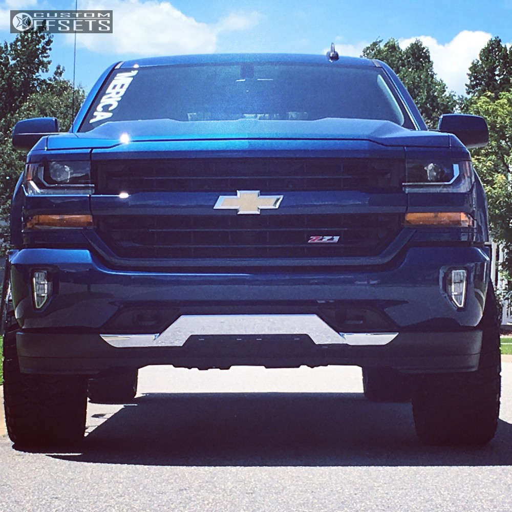 2017 Chevrolet Silverado 1500 with 22x10 18 Fuel Assault and 33/12