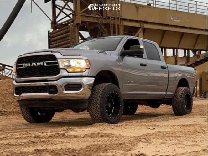 2022 Ram 2500 with 20x12 -44 Moto Metal MO962 and 35/12.5R20 Venom