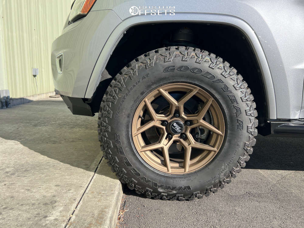 2014 Jeep Grand Cherokee with 17x9 12 Rock Trix Rt105 and 285/70R17 ...