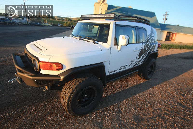 2009 Toyota FJ Cruiser with 17x9 12 Fuel Anza and 33/12.5R17 Falken