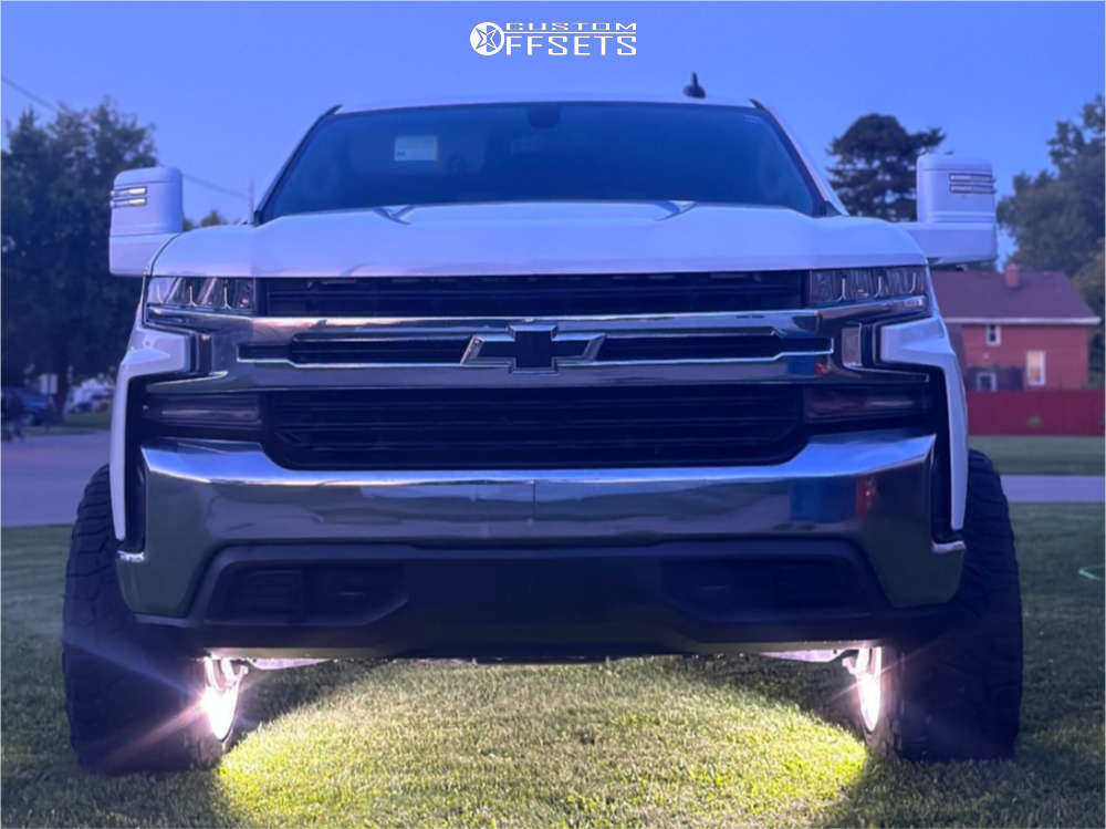 2019 Chevrolet Silverado 1500 with 22x12 44 Moto Metal Stinger and 33/