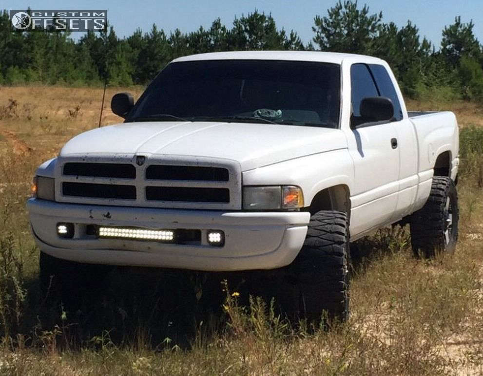 1998 Dodge Ram 1500 with 17x9 12 Xd Rockstar and 33/12.5R17 Nitto Mud