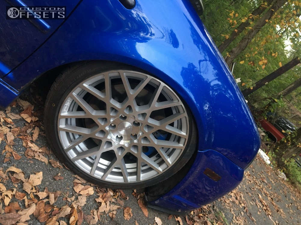 2004 Volkswagen R32 with 18x8.5 35 Rotiform Blq and 215/40R18 Nitto Neo ...