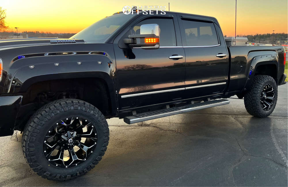 2019 GMC Sierra 2500 HD with 20x10 18 Fuel Assault and 35/11.5R20