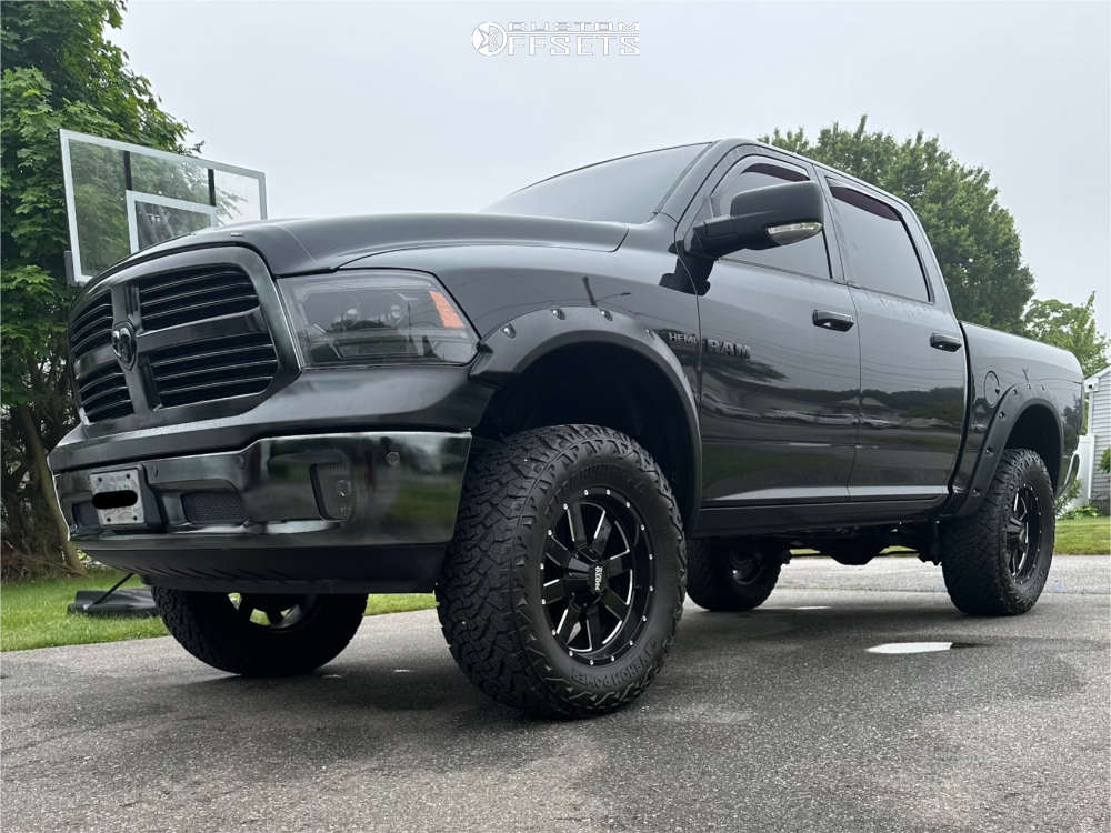 2016 Ram 1500 with 20x10 -24 Moto Metal Mo962 and 37/13.5R20 Venom