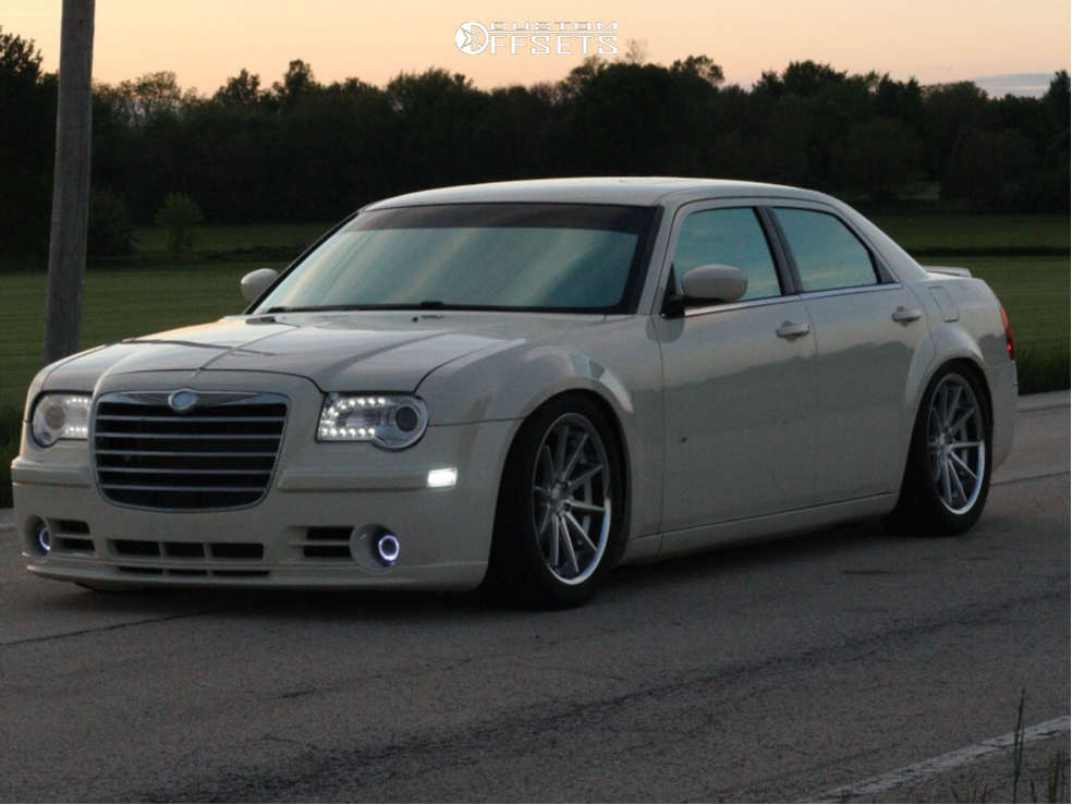 2006 Chrysler 300 with 20x9 15 Ferrada Fr4 and 275/40R20