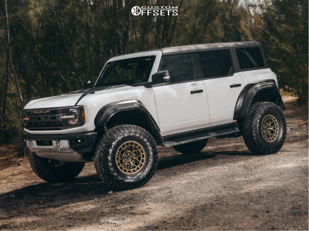 2024 Ford Bronco with 17x9 0 Vossen Hfx1 and 37/12.5R17 Toyo Tires