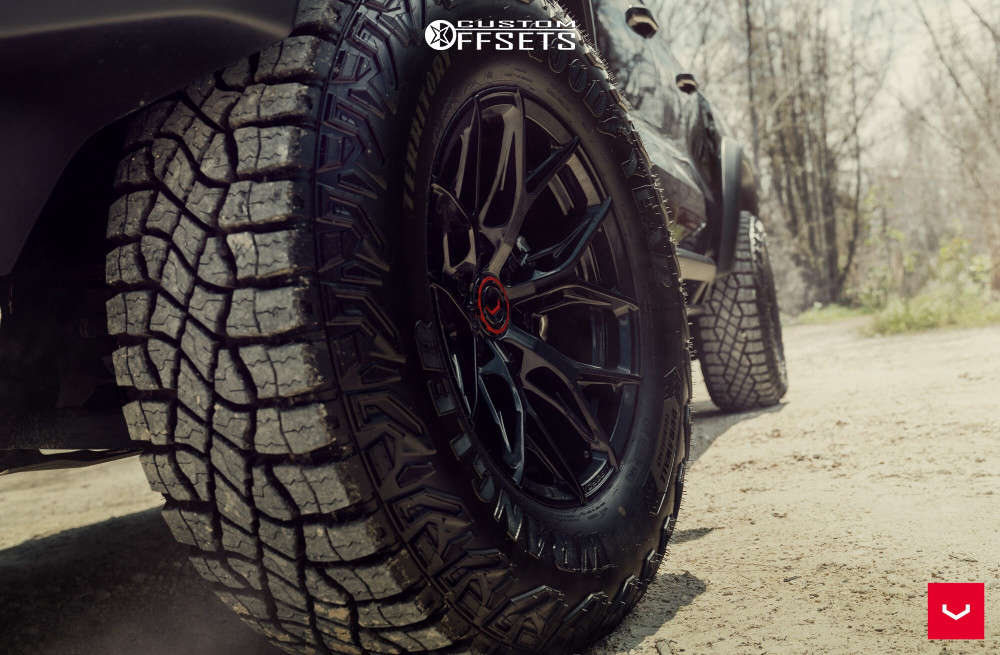 2024 Chevrolet Colorado with 17x9 0 Vossen Hf6-4 and 285/70R17 Goodyear ...