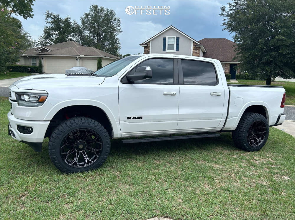 L⇔R Laugh+Rough12〜22 2021 Ram 1500 with 22x12 -44 4Play 4p83 and 35/12.5R22 Nitto