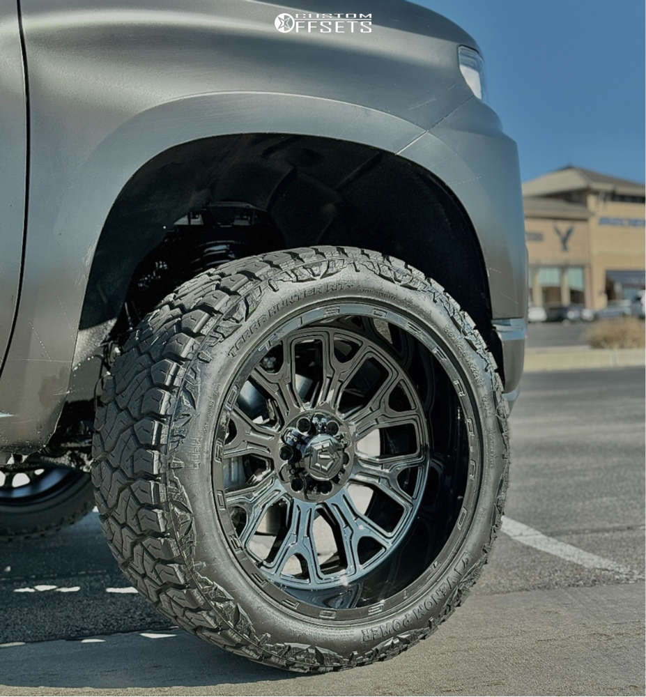 2020 Chevrolet Silverado 1500 with 22x12 -44 TIS 560b and 33/13.5R22 ...