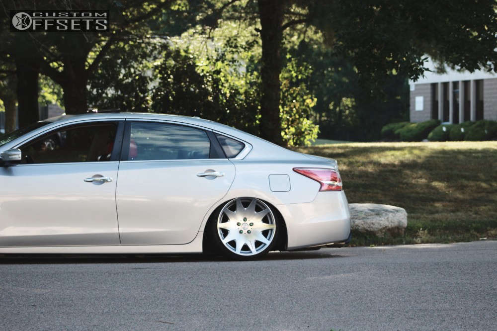 2015 Nissan Altima with 19x9.5 40 MRR Hr3 and 215/35R19 Federal 595 Rs