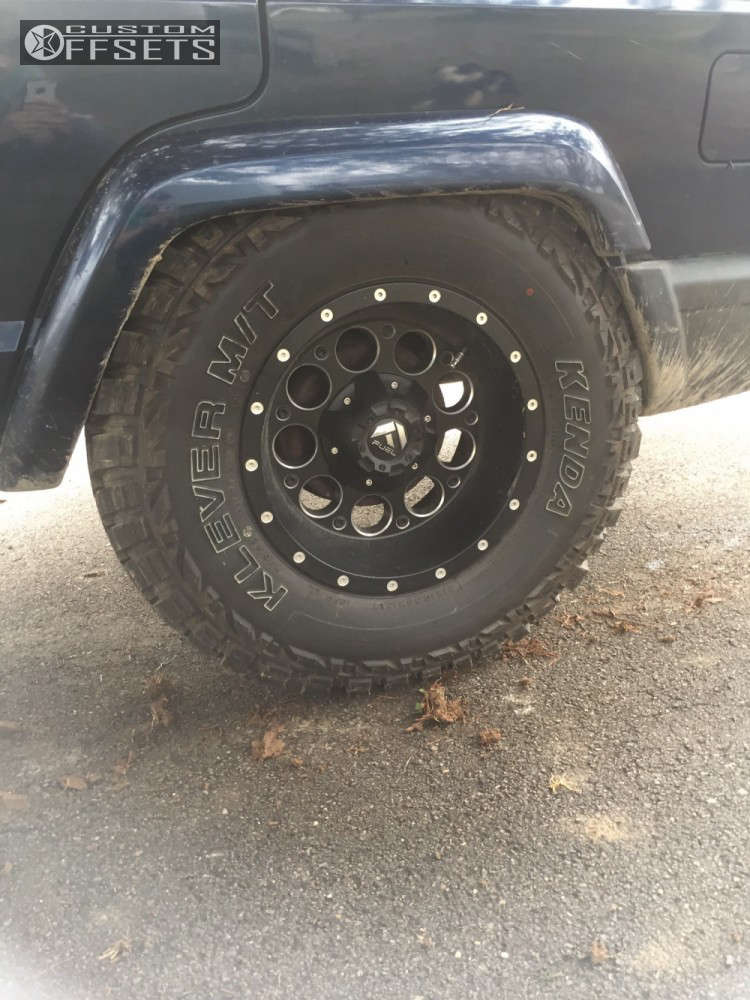 2000 Jeep Cherokee with 15x8 18 Fuel Revolver and 31/10.5R15 Kenda