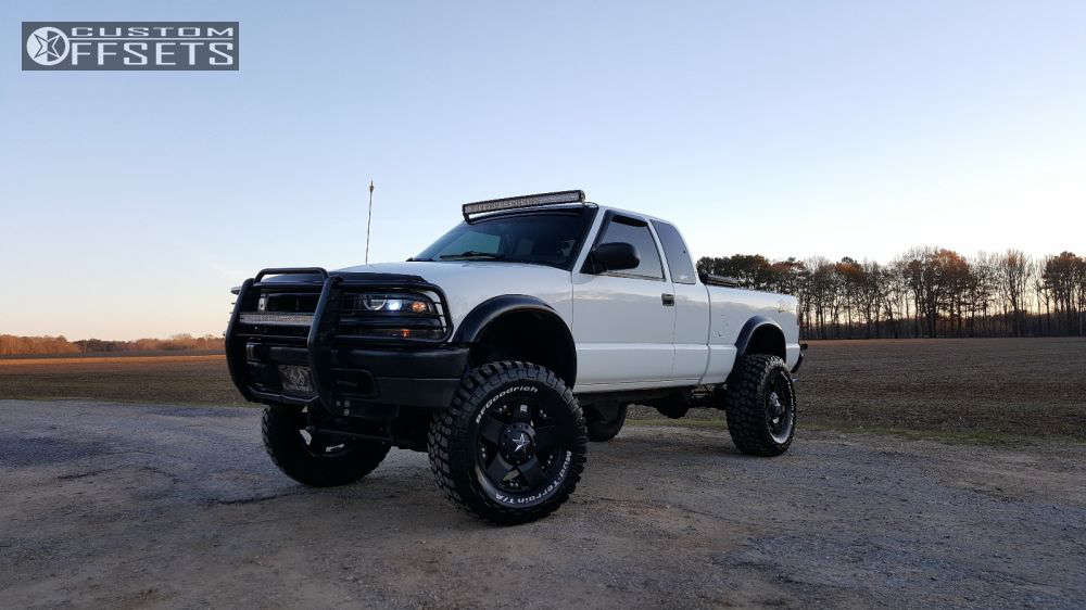 2002 Chevrolet S10 with 17x8 10 XD Rockstar and 305/65R17 BFGoodrich