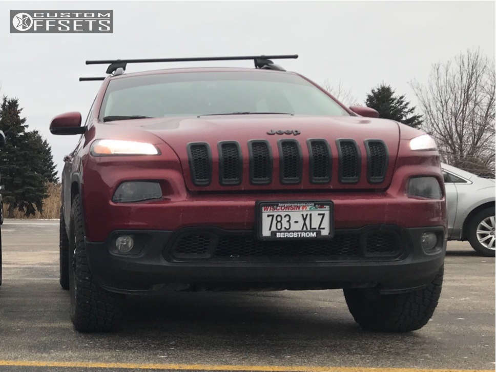 2017 Jeep Cherokee with 17x7.5 40 Mayhem Warrior and 32/70R17 Nitto ...