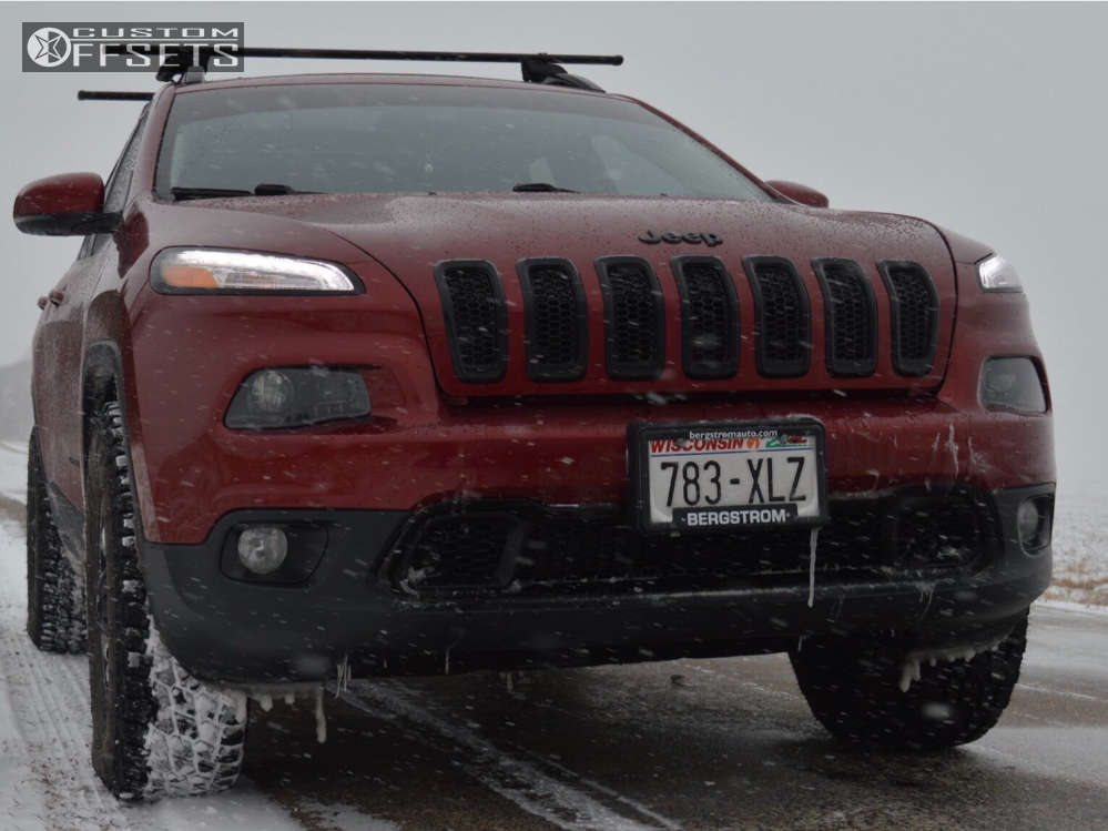 2017 Jeep Cherokee with 17x7.5 40 Mayhem Warrior and 32/70R17 Nitto ...