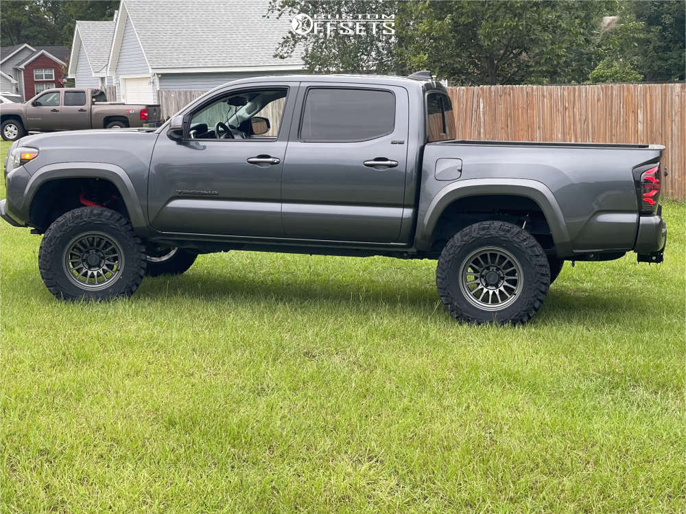 2023 Toyota Tacoma with 17x8.5 -25 RRW Rr7-s Flow Form and 33/12.5R17 ...