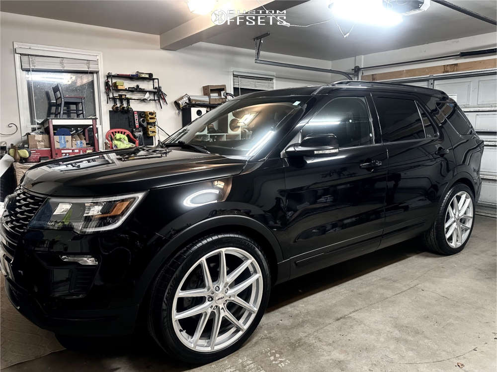 2019 Ford Explorer with 22x9 38 TSW Imola and 265/40R22 Lexani Lx ...