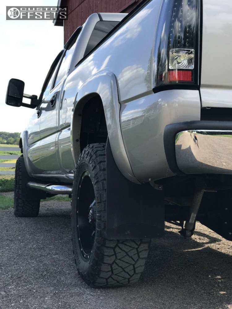 2006 GMC Sierra 2500 HD with 18x9 -12 Fuel Maverick and 285/65R18 Nitto ...