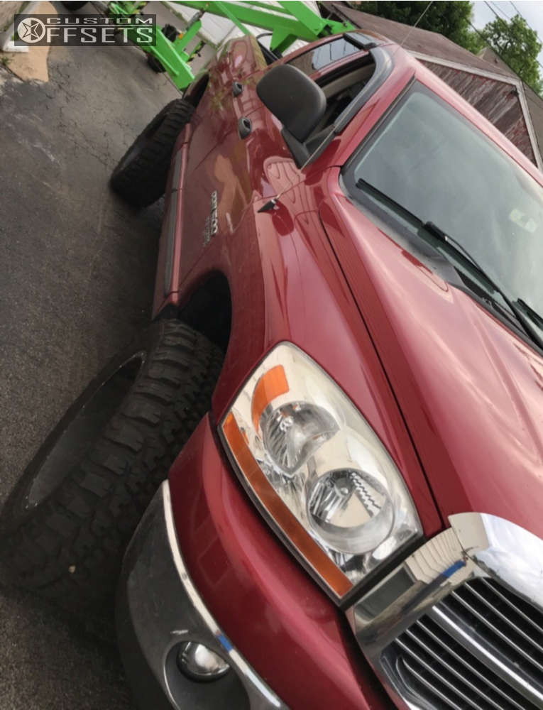2006 Dodge Ram 1500 with 20x10 24 Moto Metal Mo970 and 33/12.5R20 Federal Couragia Mt and